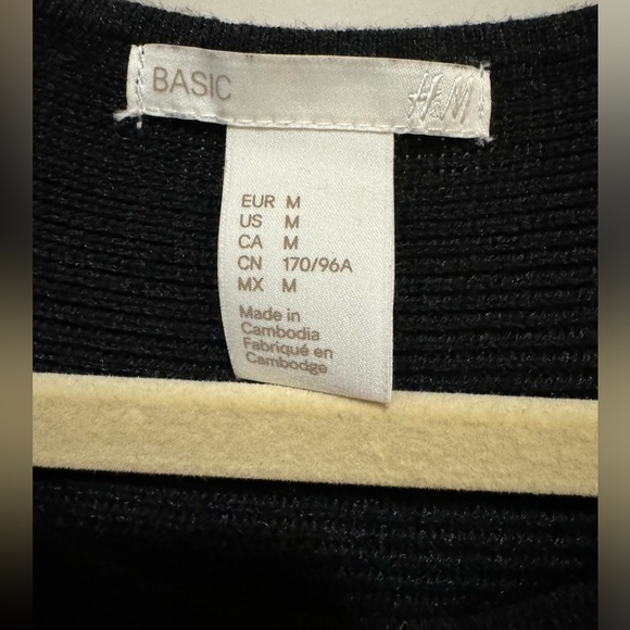 Basic H&M - Boat neck black textured sweater with dolman sleeves size M - Picture 2 of 4